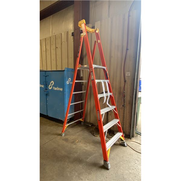 WERNER PODIUM MAX 6' ORANGE CARBON FIBER INDUSTRIAL PLATFORM LADDER