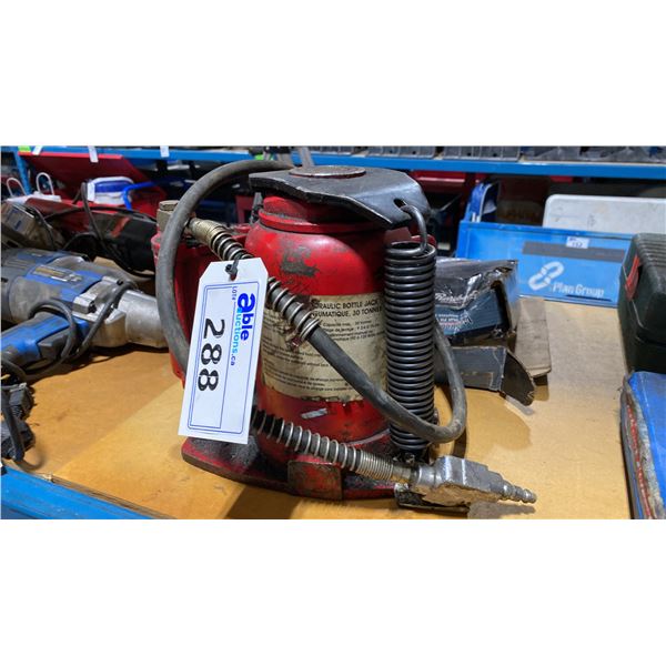 30 TON RED PNEUMATIC BOTTLE JACK & BOX OF SPACER BRICKS