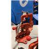 Image 1 : 2 ASSORTED SIZE INDUSTRIAL ORANGE BOLT DOWN PIPE VISE