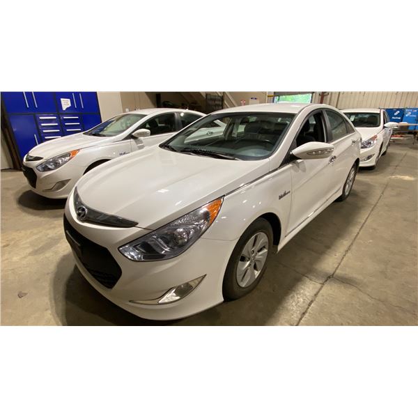 2014 HYUNDAI SONATA HYBRID 4DRSD WHITE VIN KMHEC4A42EA111555