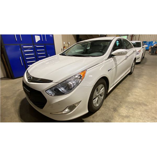 2014 HYUNDAI SONATA HYBRID 4DRSD WHITE VIN KMHEC4A44EA111931