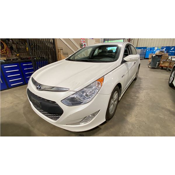 2015 HYUNDAI SONATA HYBRID 4DRSD WHITE VIN KMHEC4A49FA138205