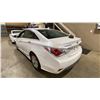 Image 2 : 2015 HYUNDAI SONATA HYBRID 4DRSD WHITE VIN KMHEC4A49FA138205