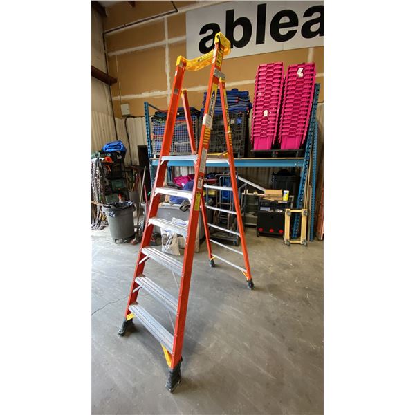 WERNER PODIUM MAX 6' ORANGE CARBON FIBER INDUSTRIAL PLATFORM LADDER