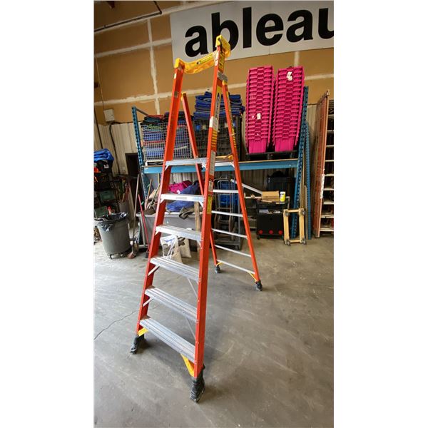WERNER PODIUM MAX 6' ORANGE CARBON FIBER INDUSTRIAL PLATFORM LADDER