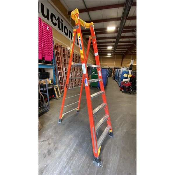 WERNER PODIUM MAX 6' ORANGE CARBON FIBER INDUSTRIAL PLATFORM LADDER