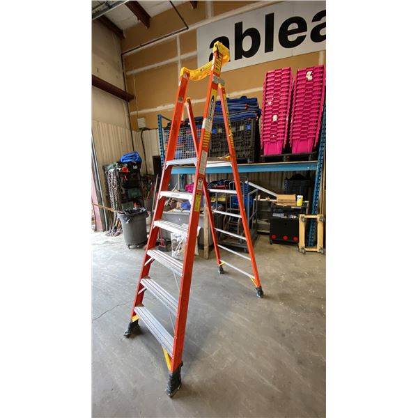 WERNER PODIUM MAX 6' ORANGE CARBON FIBER INDUSTRIAL PLATFORM LADDER