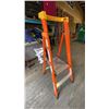 Image 2 : ALLRIGHT 2' ORANGE CARBON FIBER INDUSTRIAL PLATFORM LADDER
