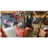 Image 3 : TOYOTA 7FBEU18 ORANGE ELECTRIC FORKLIFT 2900LB CAPACITY, 189" 3 STAGE MAST, SIDE SHIFT, SOLID