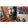 Image 4 : TOYOTA 7FBEU18 ORANGE ELECTRIC FORKLIFT 2900LB CAPACITY, 189" 3 STAGE MAST, SIDE SHIFT, SOLID