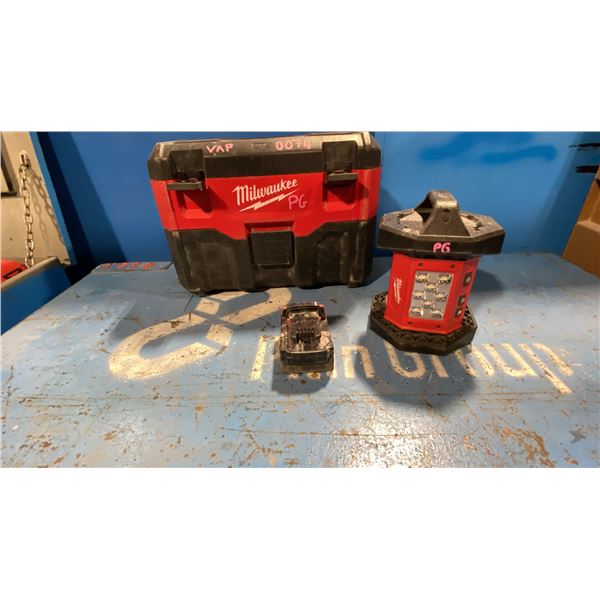 MILWAUKEE CORDLESS M18 PORTABLE 2 GALLON WET/DRY VACUUM, FLOOD LIGHT & BATTERY *NO CHARGER*