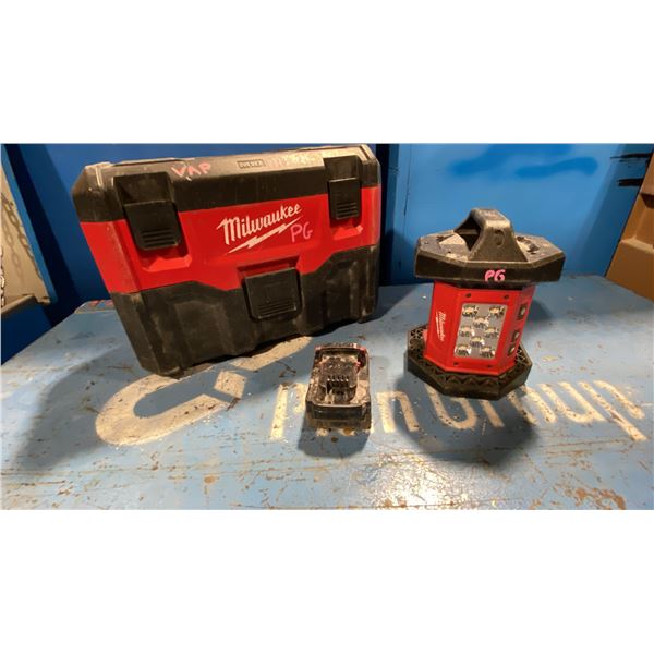 MILWAUKEE CORDLESS M18 PORTABLE 2 GALLON WET/DRY VACUUM, FLOOD LIGHT & BATTERY *NO CHARGER*
