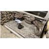 Image 2 : 2 HEAVY DUTY PLATE CLAMPS & 2 LIFTING CHAINS
