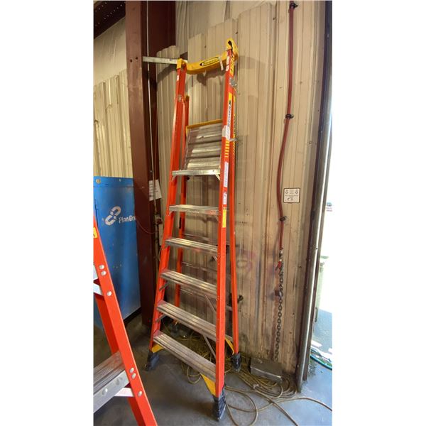 WERNER PODIUM 6' ORANGE CARBON FIBER INDUSTRIAL PLATFORM LADDER