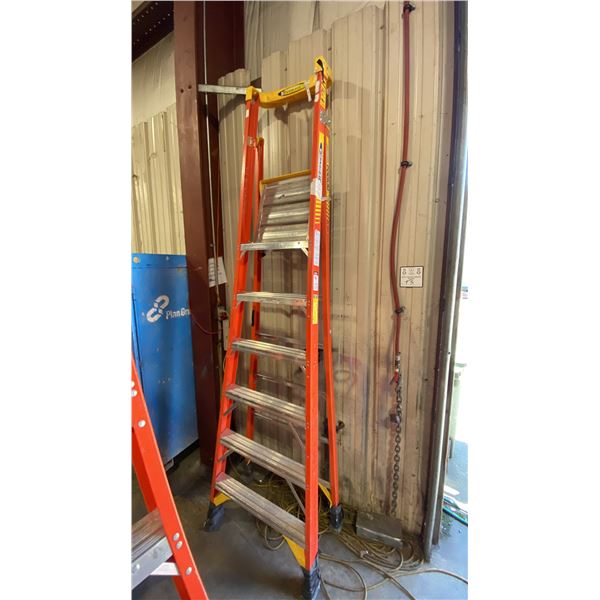 WERNER PODIUM 6' ORANGE CARBON FIBER INDUSTRIAL PLATFORM LADDER
