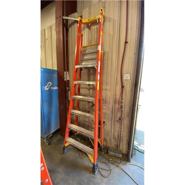 WERNER PODIUM 6' ORANGE CARBON FIBER INDUSTRIAL PLATFORM LADDER