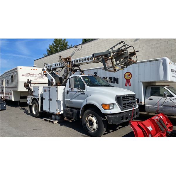 2000 FORD F-750 SUPERDUTY 2DR GIRAFFE, WHITE, VIN 3FDXF75H2YMA36443,