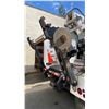 Image 27 : 2000 FORD F-750 SUPERDUTY 2DR GIRAFFE, WHITE, VIN 3FDXF75H2YMA36443,
