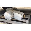 Image 28 : 2000 FORD F-750 SUPERDUTY 2DR GIRAFFE, WHITE, VIN 3FDXF75H2YMA36443,