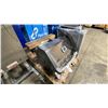 Image 5 : NAPOLEON PRESTIGE STAINLESS STEEL 4 BURNER PROPANE OUTDOOR GRILL *NEW, MISSING SIDE PANELS TO
