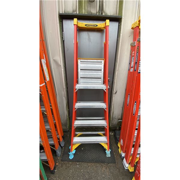 WERNER PODIUM MAX 4' ORANGE CARBON FIBER INDUSTRIAL PLATFORM LADDER