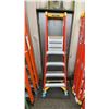 Image 1 : WERNER PODIUM MAX 4' ORANGE CARBON FIBER INDUSTRIAL PLATFORM LADDER