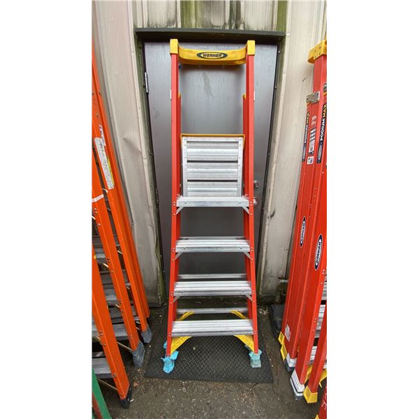 WERNER PODIUM MAX 4' ORANGE CARBON FIBER INDUSTRIAL PLATFORM LADDER