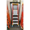 Image 1 : WERNER PODIUM MAX 4' ORANGE CARBON FIBER INDUSTRIAL PLATFORM LADDER