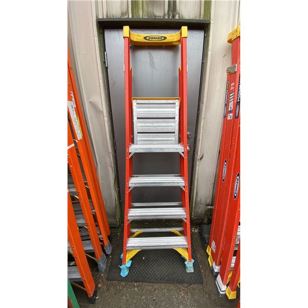 WERNER PODIUM MAX 4' ORANGE CARBON FIBER INDUSTRIAL PLATFORM LADDER