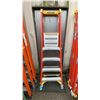 Image 1 : WERNER PODIUM MAX 4' ORANGE CARBON FIBER INDUSTRIAL PLATFORM LADDER