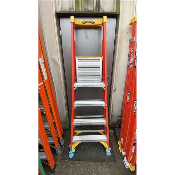 WERNER PODIUM MAX 4' ORANGE CARBON FIBER INDUSTRIAL PLATFORM LADDER