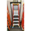 Image 1 : WERNER PODIUM MAX 4' ORANGE CARBON FIBER INDUSTRIAL PLATFORM LADDER