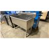 Image 2 : STAINLESS STEEL 48"W X 24"D X35"H SINGLE BAY COMMERCIAL WASH SINK