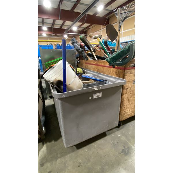 CONTENTS OF GREY MOBILE CART OF ASSORTED AUTOMOTIVE ITEMS, FLOOR JACKS & HAND TOOLS