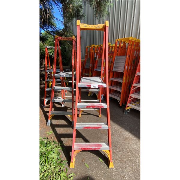 LOUISVILLE PINNACLE ORANGE 4' FIBERGLASS PLATFORM LADDER
