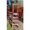 Image 1 : LOUISVILLE PINNACLE ORANGE 4' FIBERGLASS PLATFORM LADDER