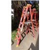 Image 2 : LOUISVILLE PINNACLE ORANGE 4' FIBERGLASS PLATFORM LADDER