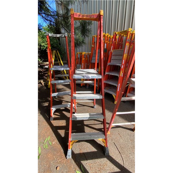 LOUISVILLE PINNACLE ORANGE 4' FIBERGLASS PLATFORM LADDER