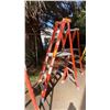 Image 2 : LOUISVILLE PINNACLE ORANGE 4' FIBERGLASS PLATFORM LADDER