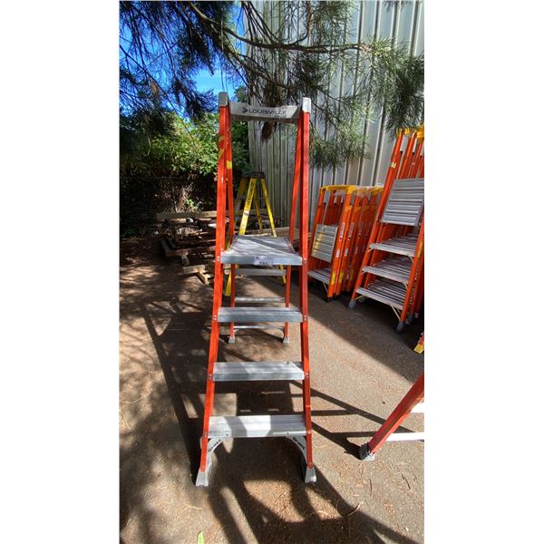 LOUISVILLE PINNACLE ORANGE 4' FIBERGLASS PLATFORM LADDER