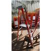 Image 3 : LOUISVILLE PINNACLE ORANGE 4' FIBERGLASS PLATFORM LADDER