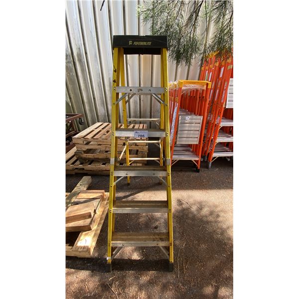 FEATHERLITE YELLOW 6' FIBERGLASS LADDER