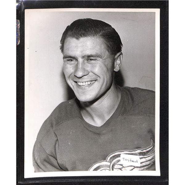 Vintage Original 8x10 Black & White Photo Detroit Red Wings Tony Leswick