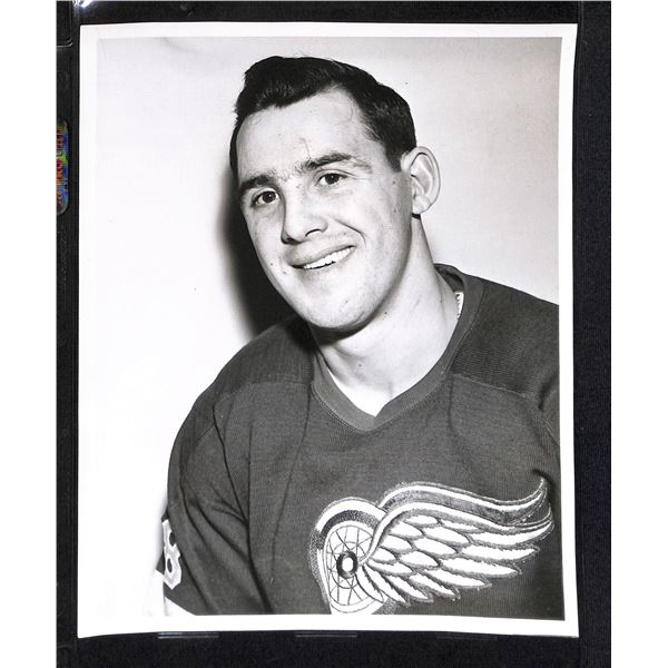 Vintage Original 8x10 Black & White Photo Detroit Red Wings Pete Goegan