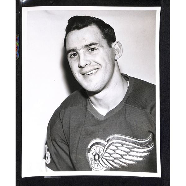 Vintage Original 8x10 Black & White Photo Detroit Red Wings Pete Goegan