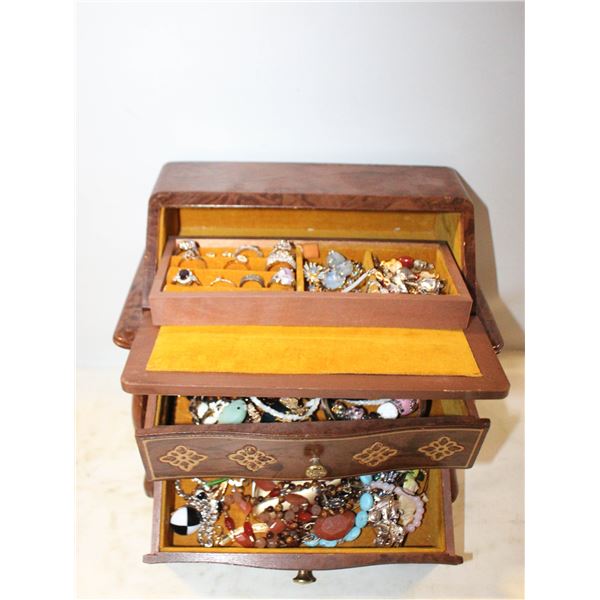 ESTATE JEWELERY BOX W ESTATE JEWELERY