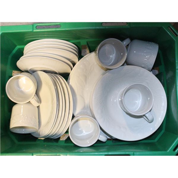 GIBSON WHITE DESIGNS FRUIT PORCELAIN SET 30