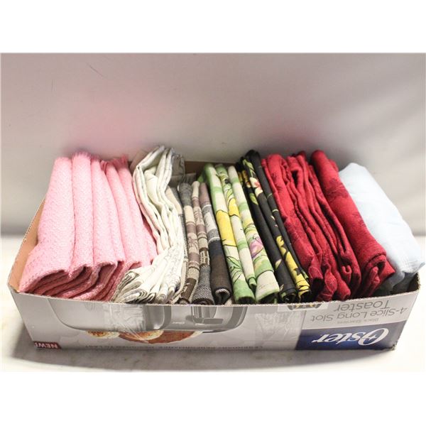 32 CLOTH NAPKINS (ASSORTED) & PLACEMENTS