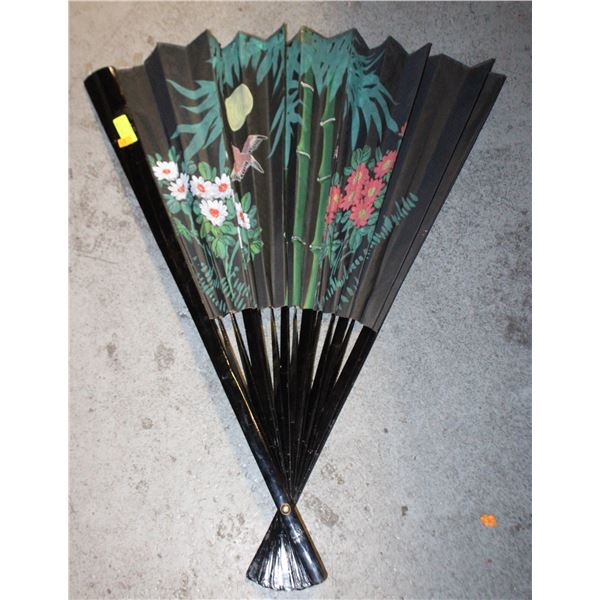 VINTAGE LARGE HAND PAINTED ORIENTAL FAN
