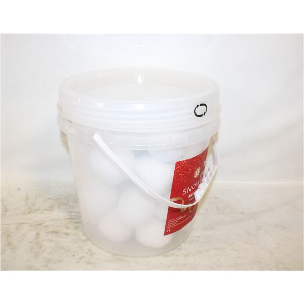 INDOOR SNOWBALL FIGHT